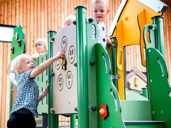 Miniplay Anne with children at the mood barometer